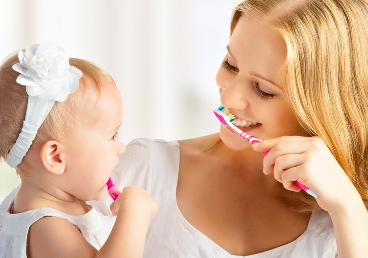 когда приучать ребенка чистить зубы самостоятельно