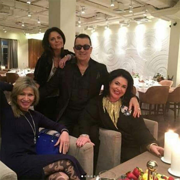 Александр Буйнов в окружении роскошных женщин