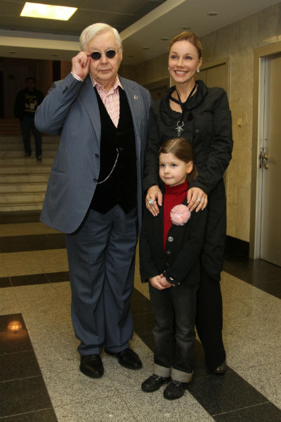 Олег Табаков с женой Мариной Зудиной и дочерью Машей