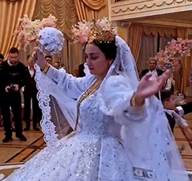 Килограммы золота, четыре платья невесты, выкуп за 10 млн: в Ярославле отгремела цыганская свадьба
