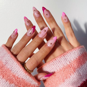 Розовый френч с золотым дизайном — самый модный маникюр на зиму 2023