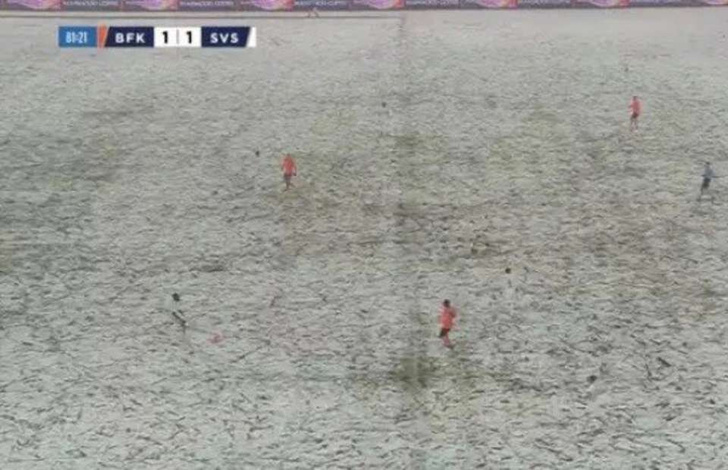 В Турции футболисты вышли играть на снег в белой форме и стали «невидимыми» (фото)