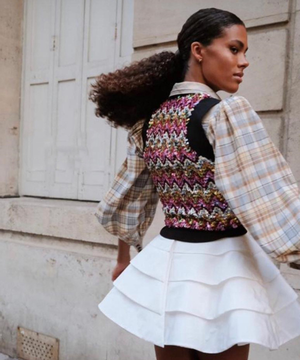 Жилет + мини юбка: Тина Кунаки в очень соблазнительном образе Louis Vuitton