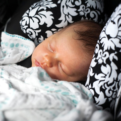 Педиатры объяснили, почему младенцам нельзя спать в автокресле дольше 30 минут