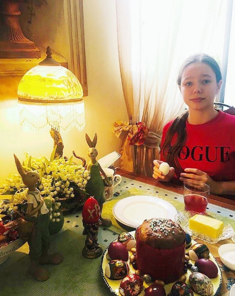 Красавица с печальными глазами: как живет дочь Юлии Началовой год спустя после ухода мамы
