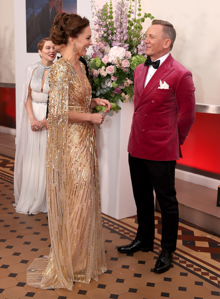 Фото №1 - Королевский выход: Кейт Миддлтон появилась на премьере фильма в «золотом» платье за 300 тыс руб