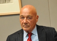 «У нее пошла кровь»: Владимир Познер признался, что поднимал руку на дочь