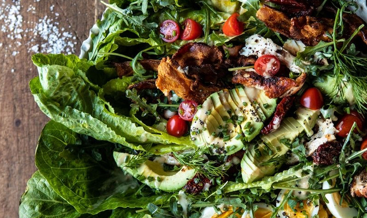 Авокадорезка, шейкер-соусник, сушилка зелени: 7 лучших гаджетов для приготовления салатов