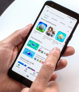 «Надеемся, iPhone в кирпич не превратится»: в России создадут аналог Google Play