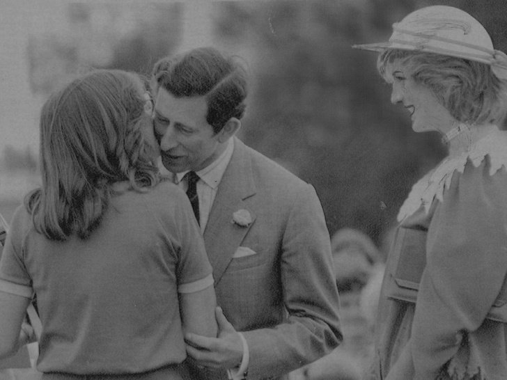 Куда смотрела Камилла: 30 фото, на которых король Карл флиртует с другими женщинами