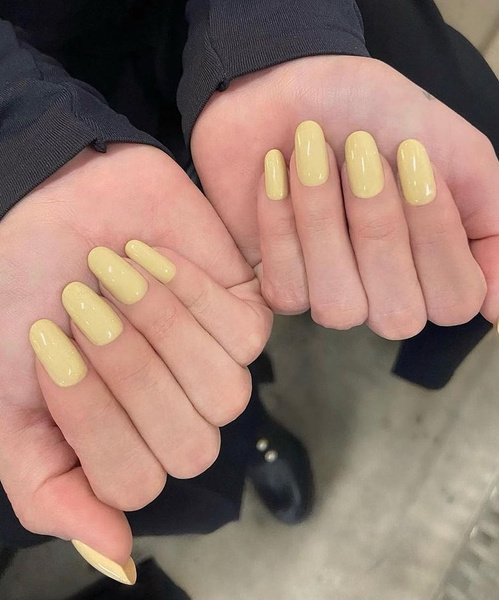 Пастельный желтый маникюр как у Селены Гомес — самый нежный лак для ногтей на осень 2022