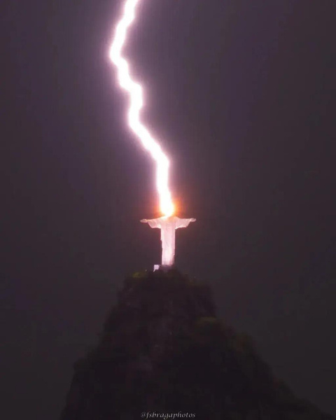 «Послание получено»: астролог рассказал, почему именно сейчас молния ударила в статую Иисуса Христа
