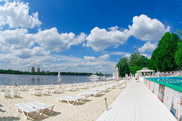 Beach club. Роял бар на водном стадионе. Бич клаб Водный стадион. Роял бар Бич клаб пляж в Москве. Royal Bar Химкинское водохранилище.