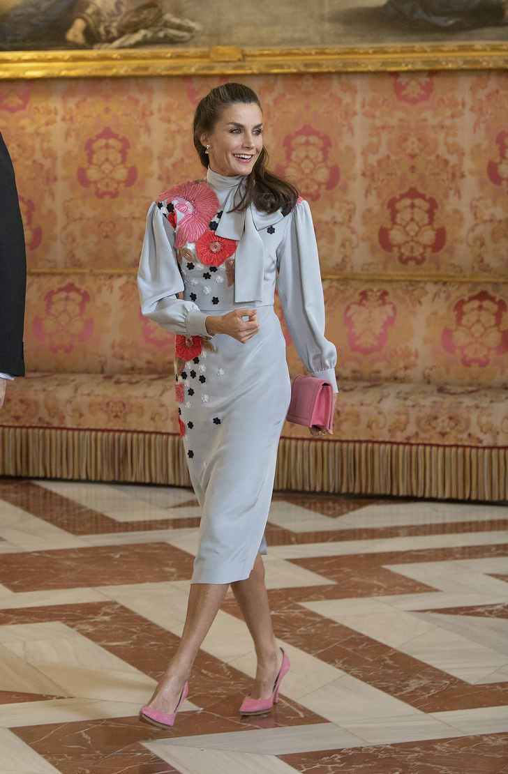 Одно платье с цветочной аппликацией, которое королева Летиция носит при каждом удобном случае