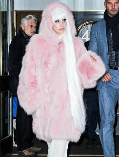 Леди Гага спешит на презентацию клипа
