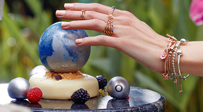 Pandora совместно с рестораном RIBAMBELLE создал десерт в поддержку акции «Час Земли»