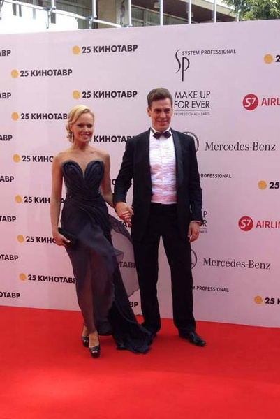 Супруга Дмитрия Дюжева из-за ветра запуталась в платье