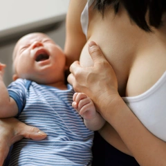 Почему после родов одна грудь больше другой и как это исправить