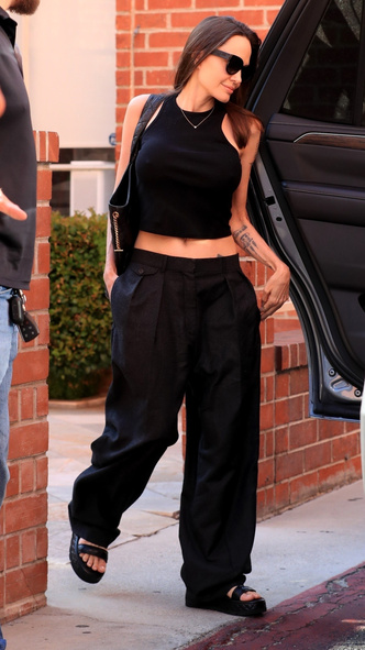 Анджелина Джоли выглядит потрясающе в черном кроп-топе и брюках с широкими штанинами