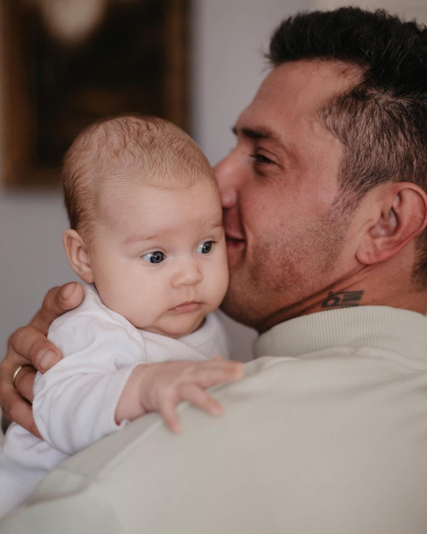 «Знакомьтесь, мой малыш»: Павел Прилучный удивил поклонников снимком с младенцем и обручальным кольцом
