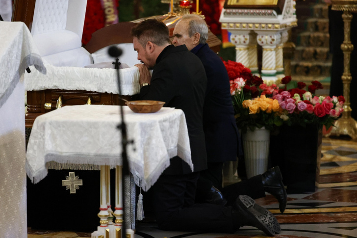 Убитые горем сын и муж Инны Чуриковой опустились на колени у ее гроба