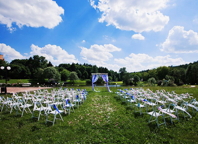 Белые стулья для свадьбы: аренда