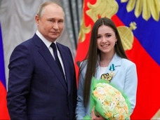 Владимир Путин встретился с победителями Олимпийских игр и лично поздравил Камилу Валиеву с 16-летием