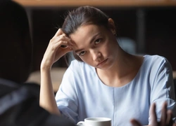 «Ценное» мнение: 7 советов, которые раздражают всех незамужних женщин — и как на них отвечать