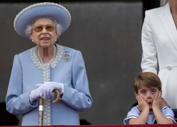 Как Королева всего одной фразой смогла успокоить принца Луи, который кривлялся на публике — попробуйте этот прием