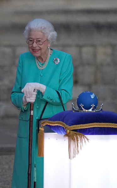 Чистокровный жеребец, седло, сабля. Абсурдные подарки, которые преподнесли 96-летней Елизавете II
