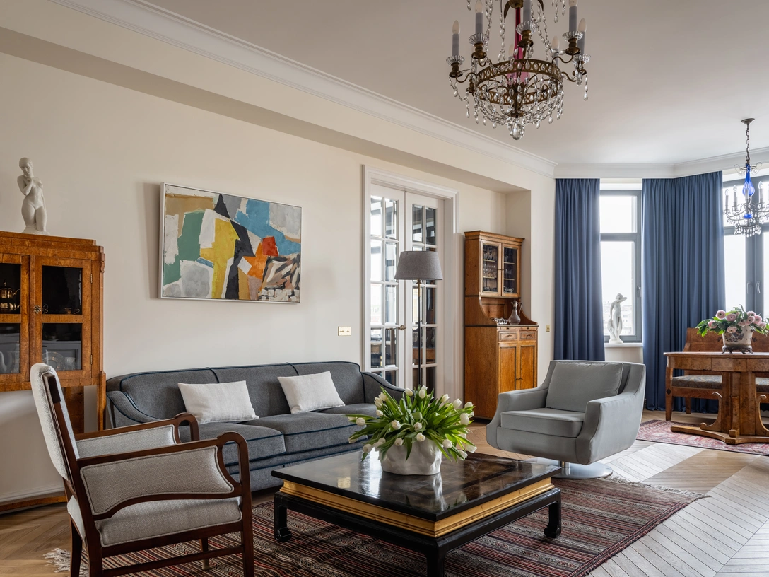 Гостиная. Люстра, кресло и витрина — собственность хозяев. Кресло, JNL. Диван, Mis en Demeure. Кресло, винтаж, Дания, 1970-е. Ткань, Elitis. Торшер, винтаж, Франция. Журнальный стол, шинуазри, винтаж. Ваза на журнальном столике, Levadnaja Ceramics. Над диваном — работа Рене Риштэна «Композиция» (1987) из коллекции Alina Pinsky Gallery. | Источник: Михаил Лоскутов. Стиль: Yes We May