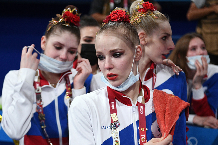 Российские гимнастки в финале группового многоборья в соревнованиях по художественной гимнастике на Олимпийских играх 2020 года в Токио, 8 августа 2021 года.