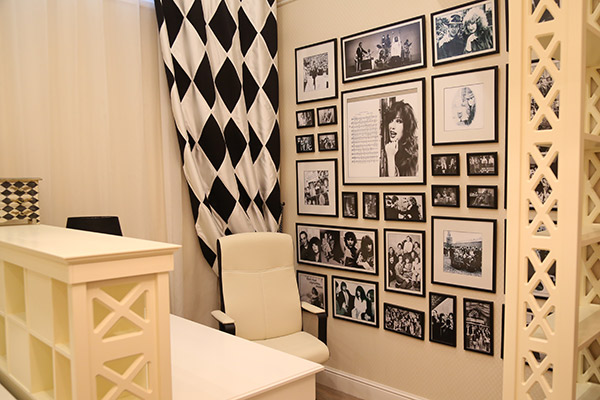 Кабинет Аллы Борисовны  оформлен в черно-белых тонах  – на стене ее фотографии разных  лет с коллегами по сцене и  друзьями