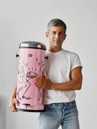 Художник раскрасил граффити кухню и мусорное ведро
