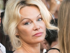 За телохранителя: Памела Андерсон вышла замуж в шестой раз