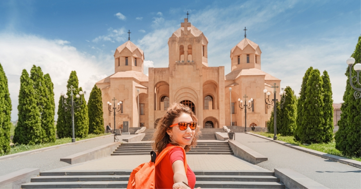 Поехали в ереван. Поездка в Ереван для россиян. Куда поехать в Ереване. Армянские женщины в храме фото. Армения Следуй за мной.
