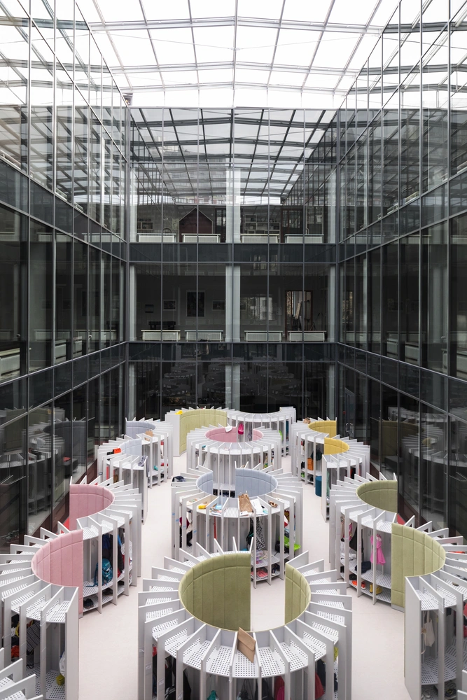 Новый гардероб: проект студии Archipélago для «Хорошколы» | Источник: Иван Ерофеев стиль: Дарья Савицкая