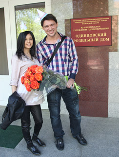 Алексей и Розалия Кабановы встречают Алиану Гобозову у роддома
