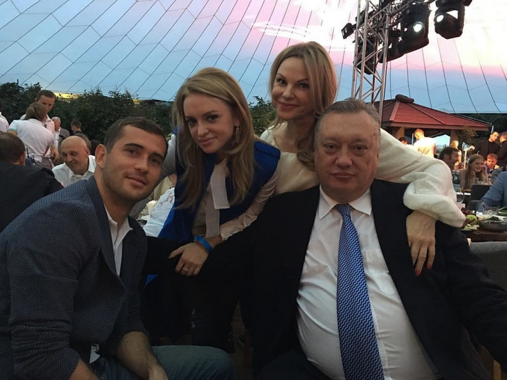 Александр Кержаков и Милана Тюльпанова с родителями