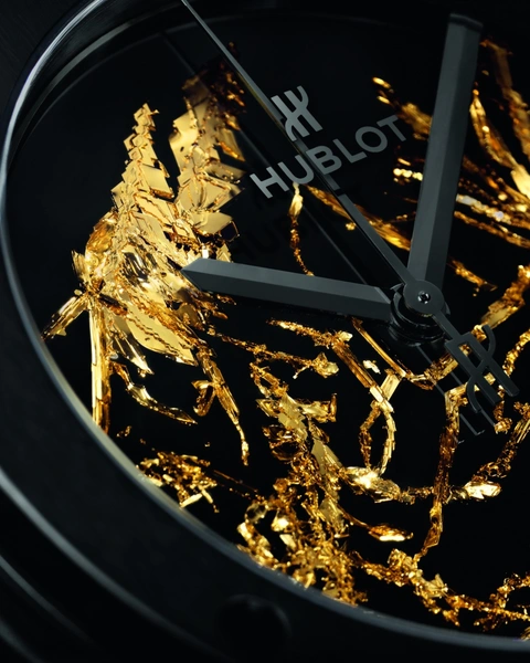 Циферблат новых часов Hublot украсили уникальные золотые кристаллы