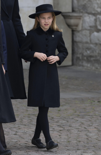Маленькая копия: принцесса Шарлотта повторила главный модный прием Кейт Миддлтон — и покорила сердца всего мира