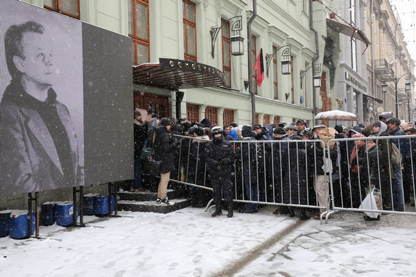 После церемонии прощания траурная процессия отправилась на Новодевичье кладбище