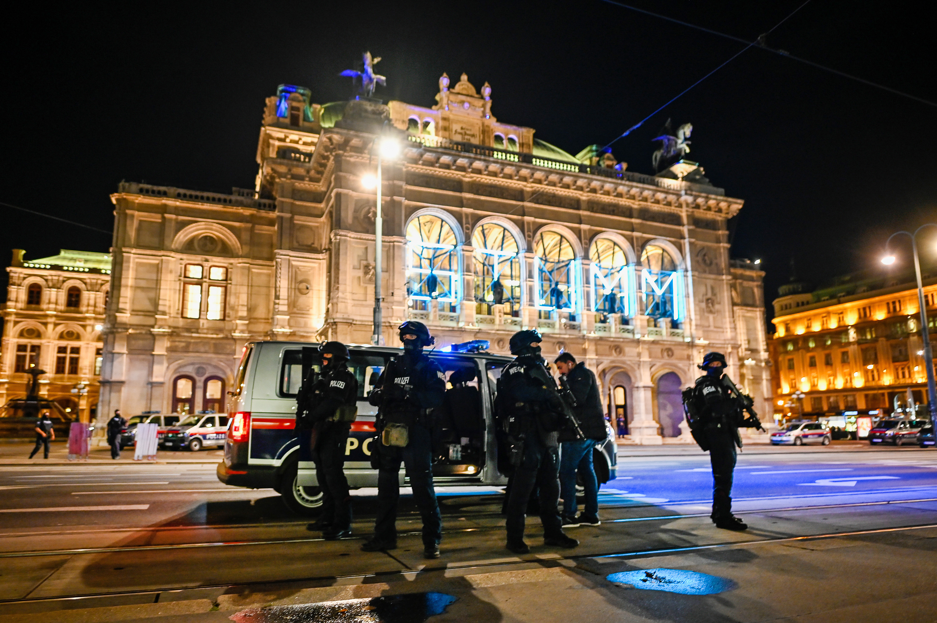 Австрия приезжал. Вена Австрия полиция. Австрия Вена теракт. Террористические акты в Вене.