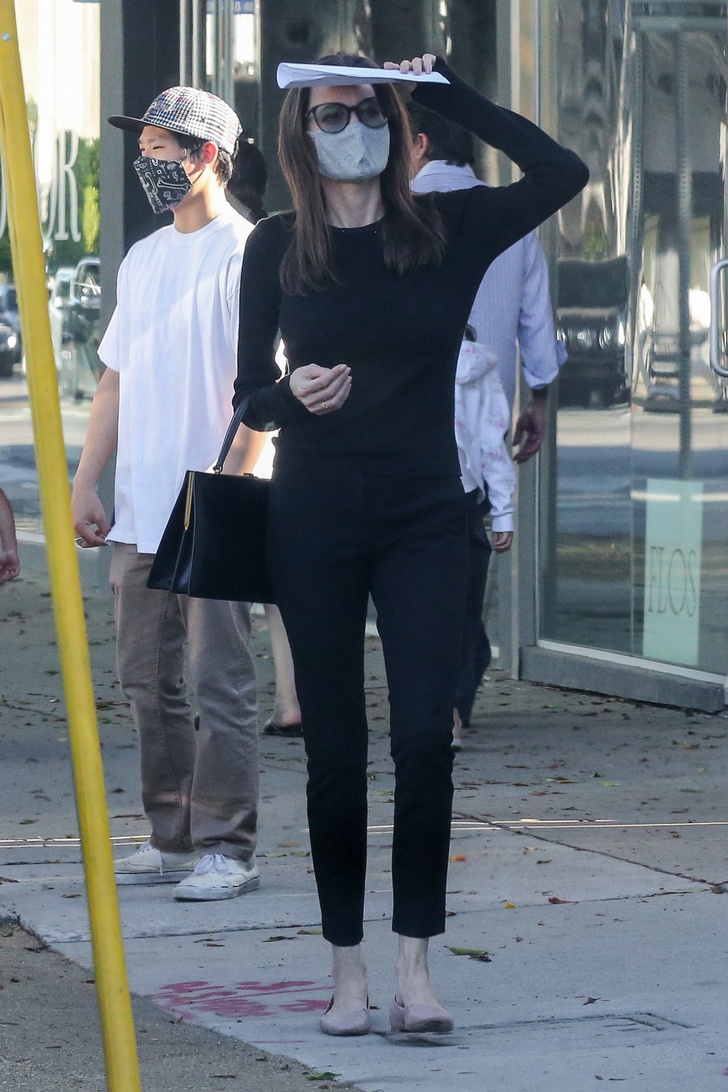 Анджелина Джоли в очень узких джинсах, наконец, продемонстрировала головокружительную фигуру
