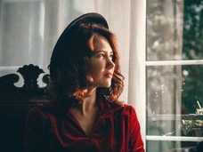 Игривое платье и винтажные шляпки: стиль Екатерины Климовой в сериале «По законам военного времени»