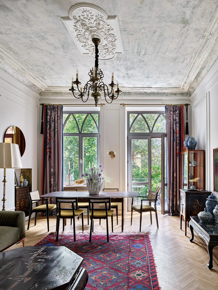 Зал. Винтажная мебель шинуазри, винтажная люстра, картины, торшер, все — Nabucco Decor & Antiques. Шторы выполнены на заказ, «Горица-Текстиль». Ткань, Affresco. | Источник: Сергей Ананьев. Стиль: Юлия Чеботарь