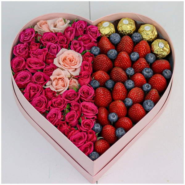 Сердце из кустовых роз, ягод и конфет, Flowerstorg