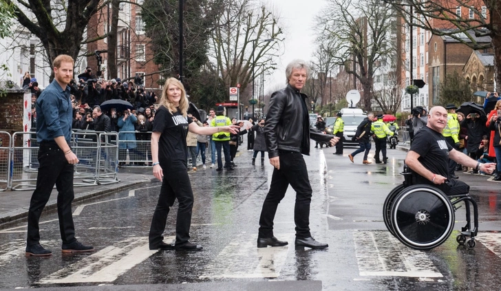 Принц Гарри и Джон Бон Джови у студии Abbey Road | woman.ru