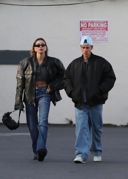 «Когда мужа не спасти»: горячая Хейли Бибер в кроп-топе и джинсах гуляет с грустным Джастином