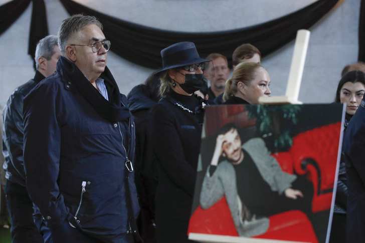 Алла Пугачева помолилась у гроба близкого друга Бориса Краснова — видео